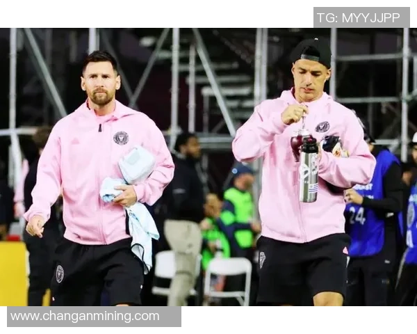 足球四大天王揭秘：梅西C罗内马尔苏亚雷斯的巅峰对决与传奇之路